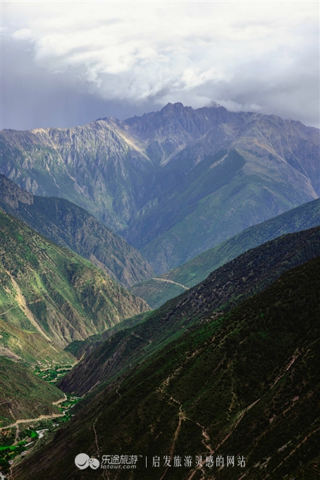 群山峻嶺中的川藏線(xiàn) 一道道公路側(cè)臥在山邊