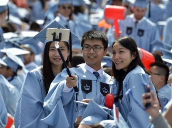 2015年5月20日，幾名中國留學生在美國哥倫比亞大學第261屆畢業(yè)典禮上自拍。約15000名畢業(yè)生參加了當天的儀式，其中包括近600名中國學生。新華社記者王雷攝