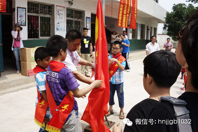 在莊嚴(yán)肅穆的國歌聲中，五星紅旗冉冉升起。學(xué)校的全體師生、愛心車隊(duì)的全體成員，共同經(jīng)歷了一次特殊的升旗