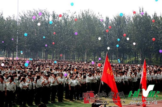 鄭大新生放飛代表夢(mèng)想，感恩的氣球