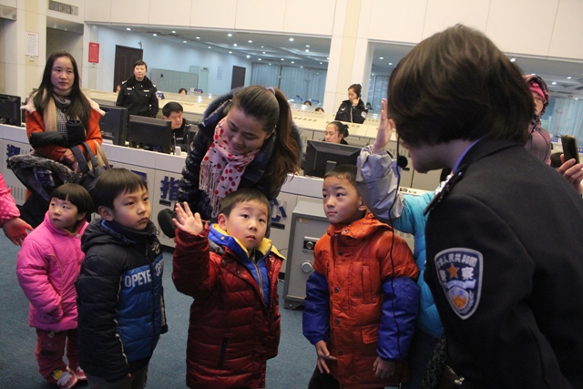 指揮中心警官為小聽眾講解報(bào)警知識