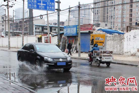 機(jī)動(dòng)車路過，濺起一米多高的水花