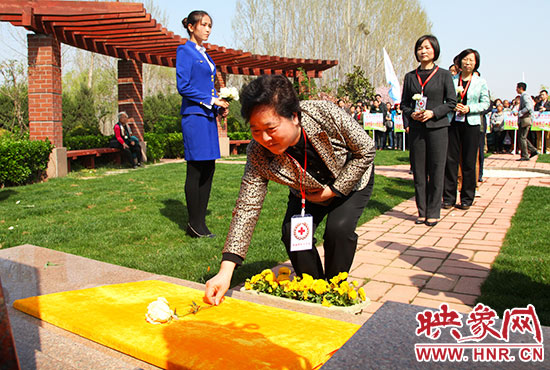 河南省紅十字會(huì)黨組書記、常務(wù)副會(huì)長趙國新敬獻(xiàn)鮮花