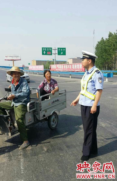 為抄近道走親戚，開封老漢騎電動三輪車上高速。