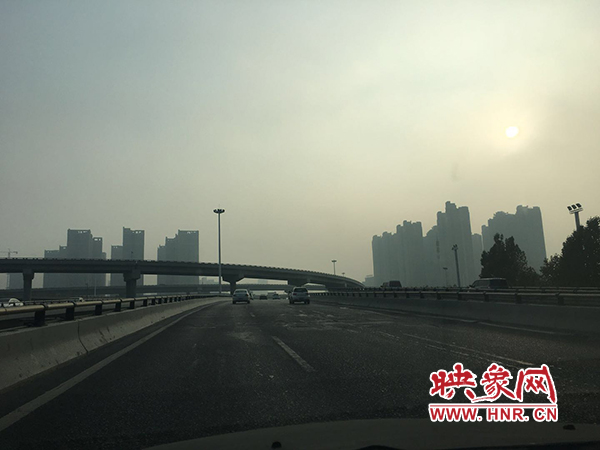 限行首日，三環(huán)橋上橋下，車輛不多，交通狀況良好。