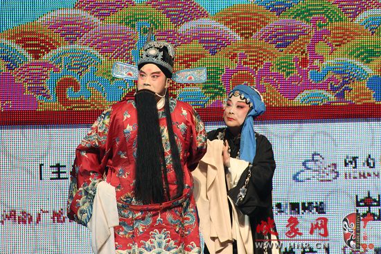 張派傳人郭秋芳（右）與劉俊卿（左）演唱曲劇《秦香蓮》選段