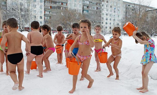 幼兒園的兒童身穿泳裝，在零下25度的雪地里沖涼水澡。