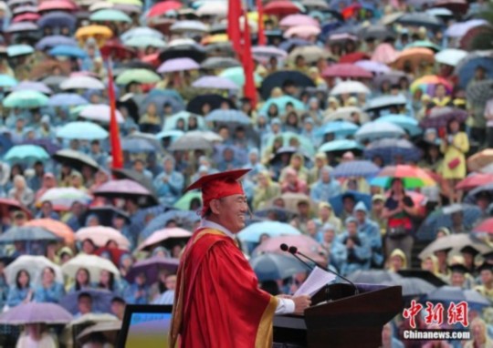 重慶大學(xué)萬余畢業(yè)生冒雨聆聽校長“最后一課”