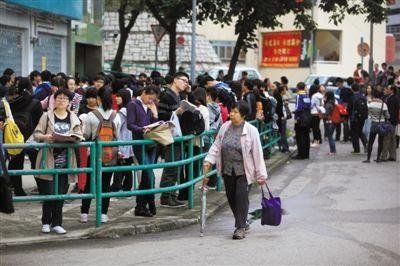 2012年12月1日早晨，香港一處SAT考場，考生在等候進(jìn)場