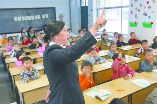 不到上小學年齡的孩子，只得在幼兒園復讀或者上“幼小銜接班”