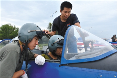 8月26日，來自吉林、湖北、山東的青少年航空學(xué)校的高中學(xué)生，進(jìn)行了首次飛行體驗(yàn)活動