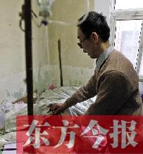 54歲的老楊把自己當做護士，不離不棄照顧著已成“植物人”的母親