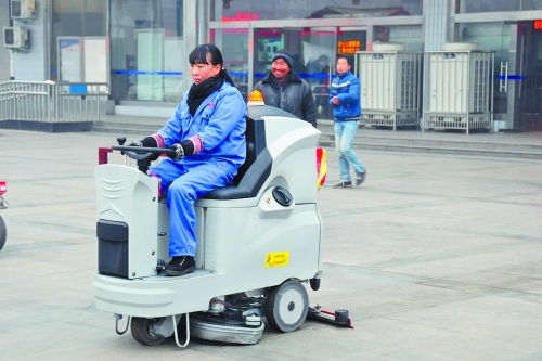 洛陽火車站新購3臺洗地機提高保潔作業(yè)效率，成為站前廣場一道風(fēng)景