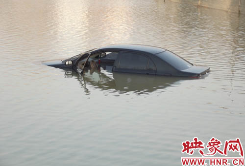 3月10日清晨，一輛黑色轎車掉入民權(quán)縣東沙河中