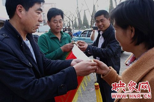 失主向梁園區(qū)客運(yùn)出租汽車公司好的哥馬文學(xué)送去一面錦旗