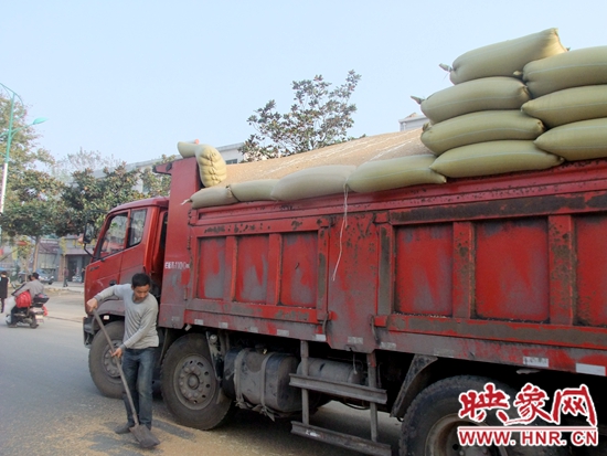 滿載小麥的貨車