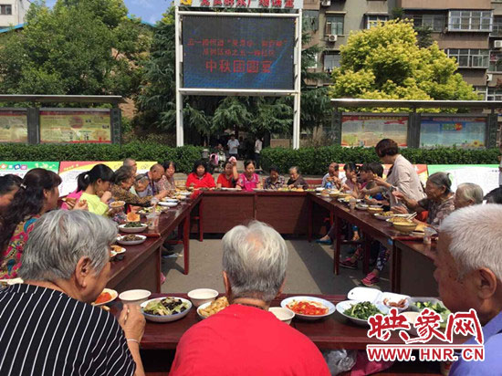 平頂山市衛(wèi)東區(qū)五一路街道五一路社區(qū)廣場(chǎng)上飯菜飄香，一年一度的中秋團(tuán)圓百家宴正在熱鬧開宴。