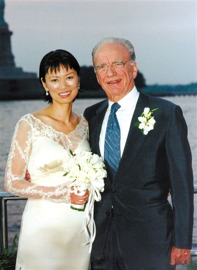 1999年6月，68歲的默多克與30歲的鄧文迪結(jié)婚。