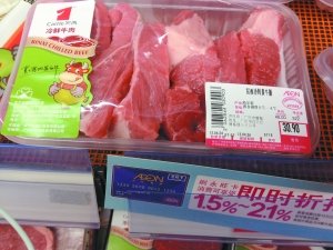 超市高價(jià)牛肉涉嫌注水 供應(yīng)商稱牛肉注不注水基本靠自覺