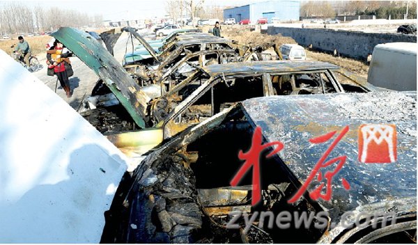 鄭州東風(fēng)渠邊汽車爆炸引燃7輛二手車 火花四射