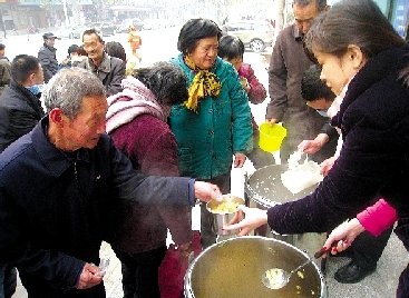 排隊領(lǐng)取熱騰騰的免費午餐