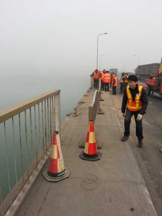 黃河三門峽公路大橋發(fā)生車輛墜橋事故 2人落水