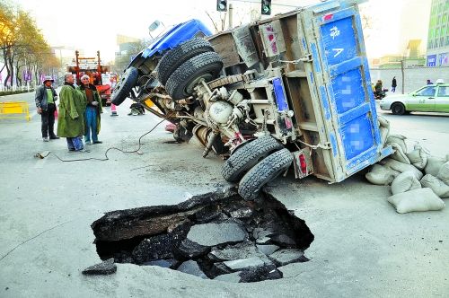 出事的卡車上，拉了十幾噸的水泥市民供圖