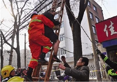 老漢右腿燒傷，樹下扔了一只燒焦的鞋