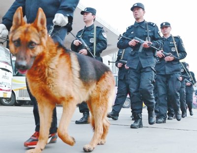 牽警犬持微沖，特警在車站巡邏