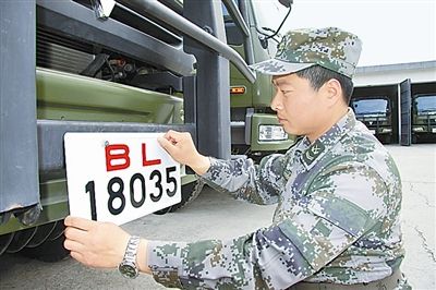 駐京某部上士高振超正在認真更換新式軍車號牌?！　　”緢笥浾摺∫『綌z