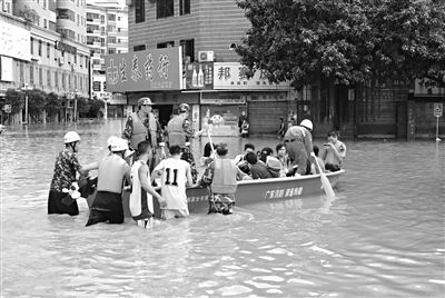 18日，廣東省清遠市陽山縣縣城,消防官兵合力推動沖鋒舟，轉移被困學生。新華社發(fā)