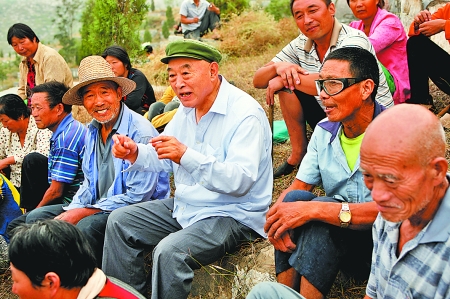 在唐莊，當(dāng)?shù)厝罕娒看我姷絽墙鹩】傆姓f(shuō)不完的知心話。記者 史長(zhǎng)來(lái) 攝