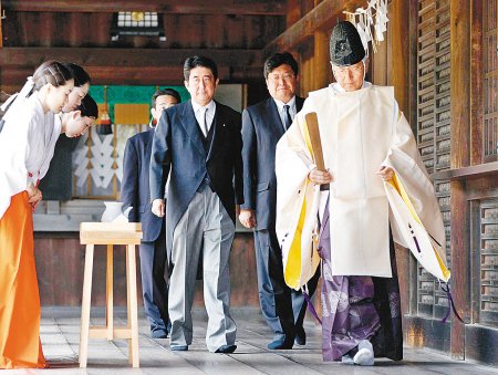 2011年8月15日安倍晉三等人參拜靖國神社。