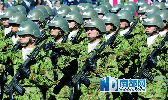 10月27日，日本自衛(wèi)隊(duì)舉行閱兵儀式