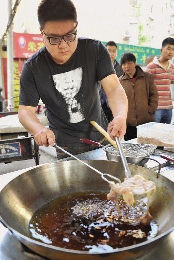 海歸精英棄2萬元高薪 鄭州菜市場賣炸雞