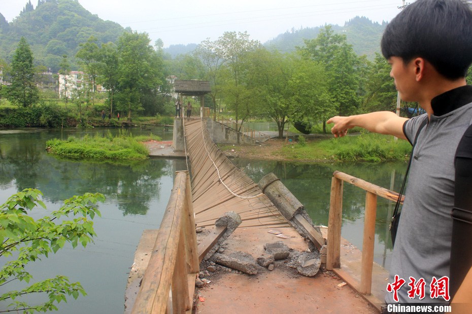 5月2日，一名目擊者正在介紹鳳凰吊橋事發(fā)情景。