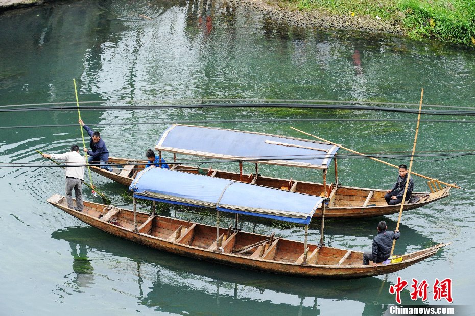 5月2日，鳳凰縣搜尋人員仍在沱江下游搜尋。