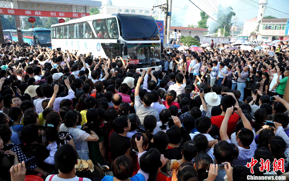 6月5日，一年一度的毛坦廠鎮(zhèn)“送考節(jié)”到來，70輛大巴車護(hù)送毛坦廠中學(xué)萬名考生安全赴考。