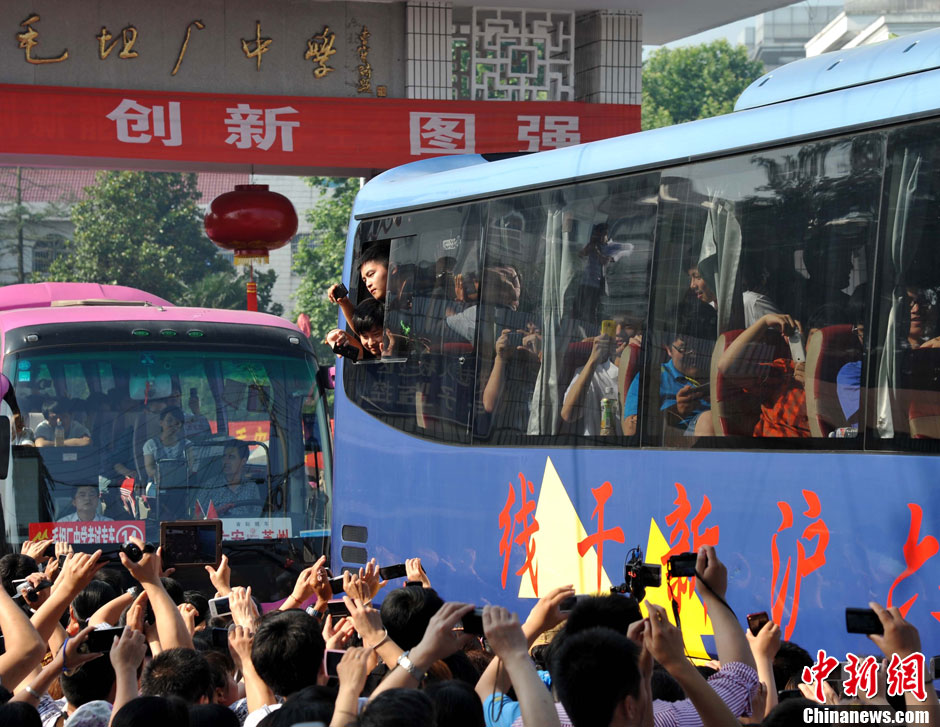 6月5日，一年一度的毛坦廠鎮(zhèn)“送考節(jié)”到來，70輛大巴車護(hù)送毛坦廠中學(xué)萬名考生安全赴考。