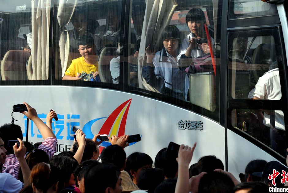 6月5日，一年一度的毛坦廠鎮(zhèn)“送考節(jié)”到來，70輛大巴車護(hù)送毛坦廠中學(xué)萬名考生安全赴考。