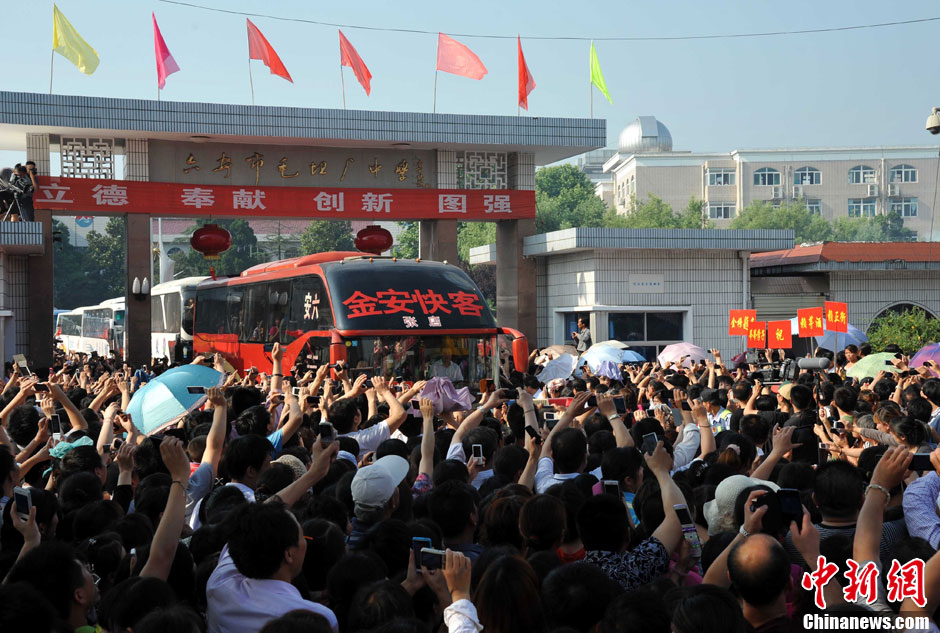 6月5日，一年一度的毛坦廠鎮(zhèn)“送考節(jié)”到來，70輛大巴車護(hù)送毛坦廠中學(xué)萬名考生安全赴考。