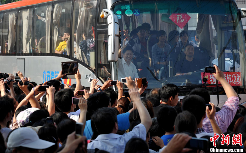 6月5日，一年一度的毛坦廠鎮(zhèn)“送考節(jié)”到來，70輛大巴車護(hù)送毛坦廠中學(xué)萬名考生安全赴考