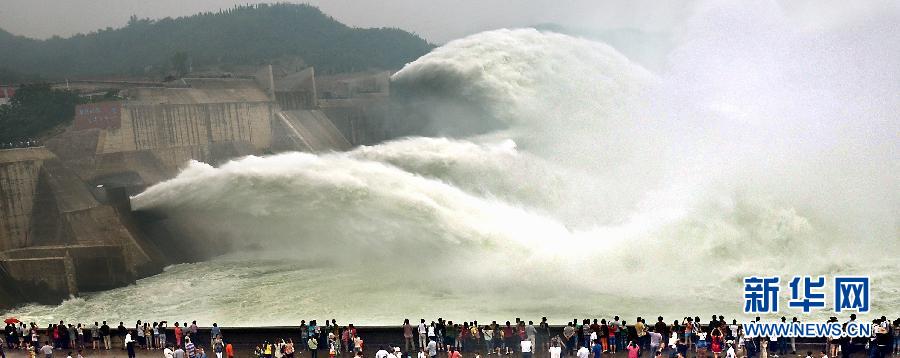 　　6月22日，大批游客聚集在黃河小浪底出水口前觀看巨瀑飛瀉的景觀。