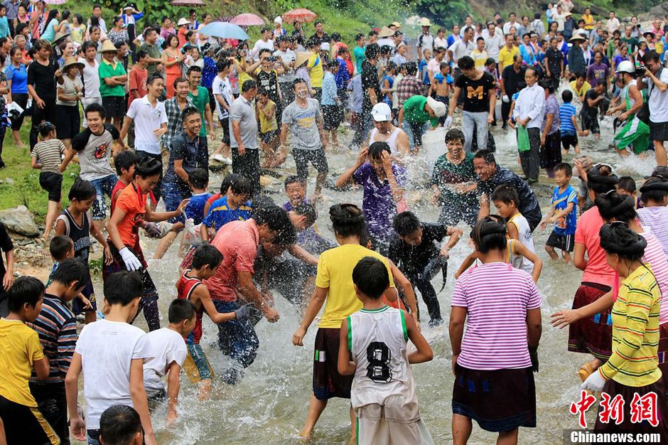 圖為7月9日，村民在小河里摸魚搶魚。譚凱興 攝