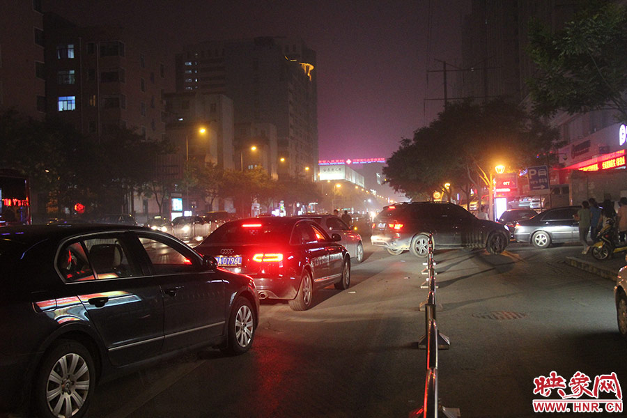 等待加油的車輛已經(jīng)排到了加油站外的道路上。