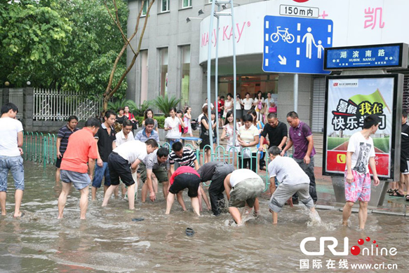 臺風過后廈門城區(qū)積水 市民“渾水摸魚”收獲豐