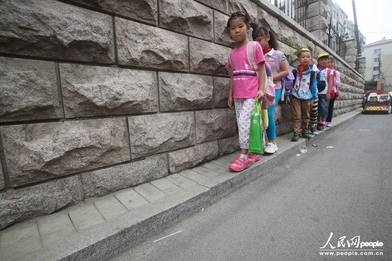 2013年09月11日，濟南運署街上，小學(xué)生走史上“最窄人行道”上學(xué)。圖片來源：CFP