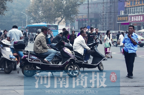 　火車站廣場(chǎng)北側(cè)，幾輛摩的正在等客