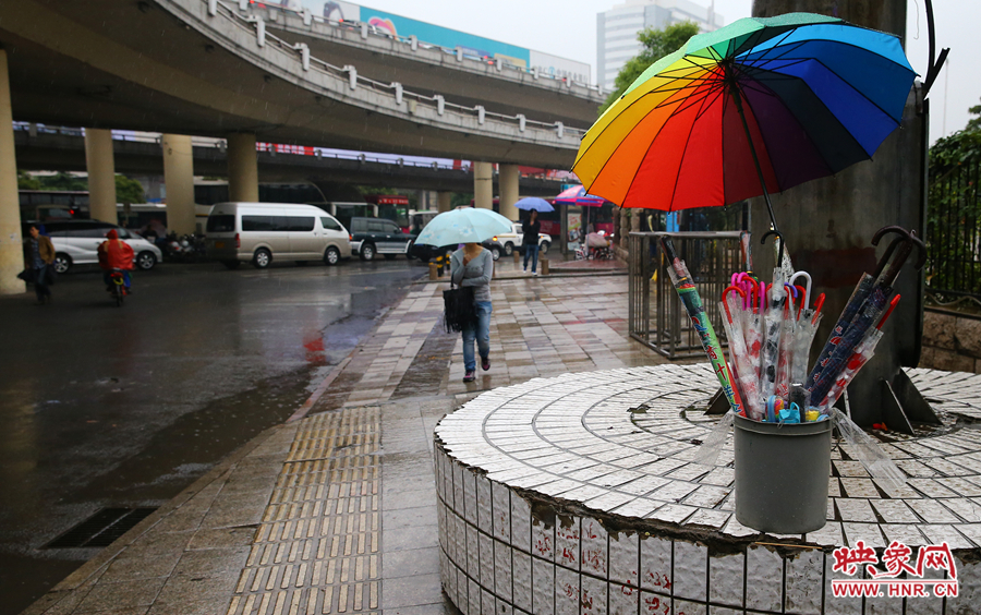 路邊的雨傘攤等待著顧客的光顧