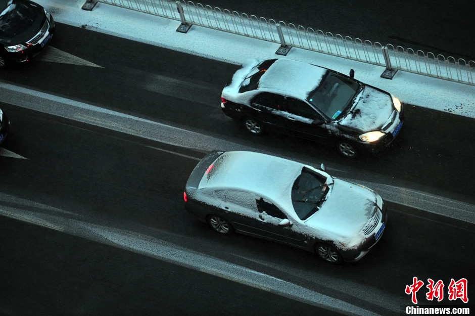 11月18日，沈陽街頭的汽車被積雪覆蓋。